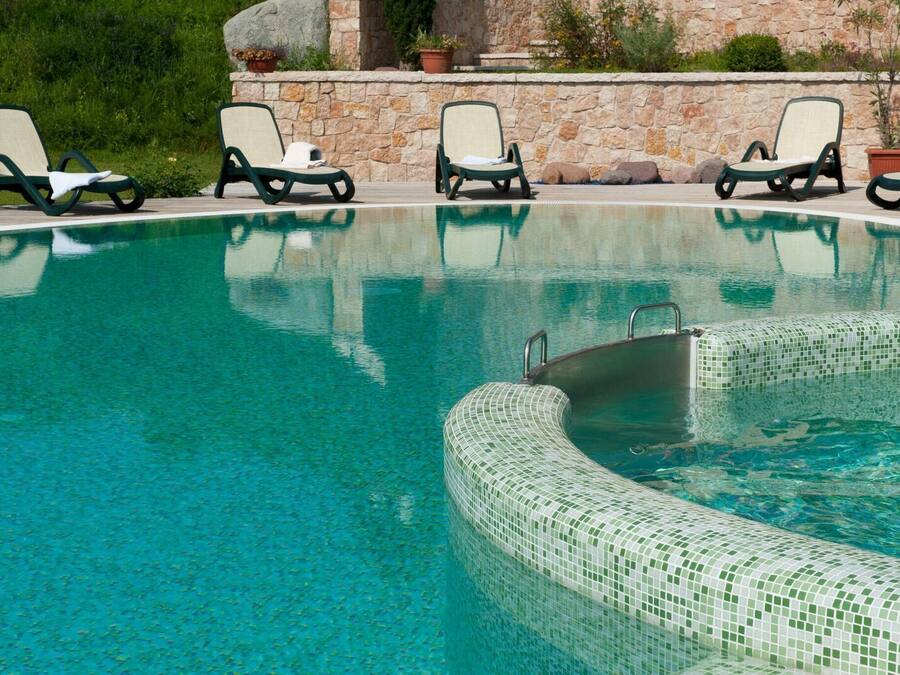 Piscina coperta, 2 piscine all'aperto, lettini