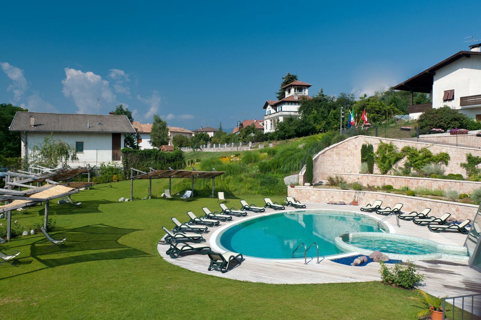 Innendørsbasseng, 2 utendørsbassenger og solsenger