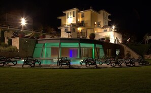 Piscina interna, 2 piscinas externas, espreguiçadeiras