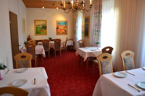 Daily continental breakfast (EUR 6.00 per person)