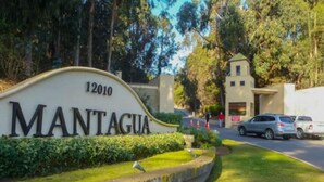 Un letrero que dice 'MANTAGUA' con el número de calle '12010'.