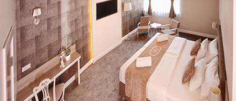 Standaard suite | Woonkamer | Lcd-televisie, boeken en een stereo