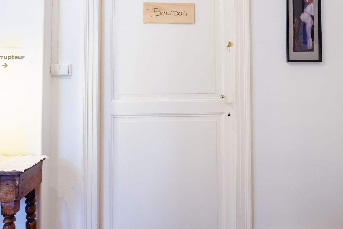 Deluxe tweepersoonskamer (Bourbon) | 1 slaapkamer, een kluis op de kamer, een bureau, geluiddichte muren