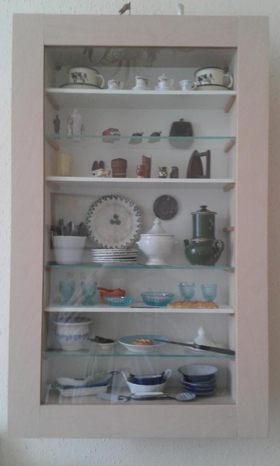 Uma vitrine com diversos utensílios de cozinha.