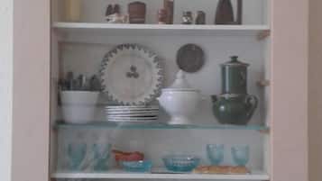 Uma vitrine com diversos utensílios de cozinha.