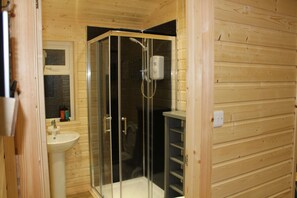 Luxury Cabin, Valley View, Mountainside | Bathroom shower - Fianna Log Cabin (Ballycastle)