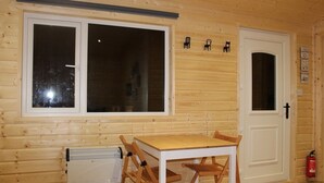Chalet rustique luxueux, vue sur la vallée, côté montagne | Repas dans la chambre
