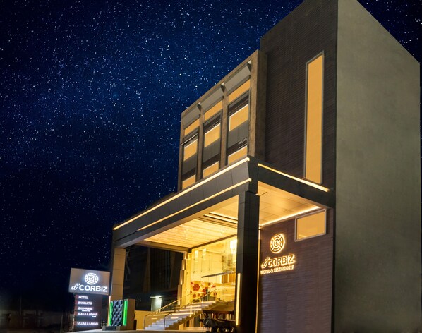 Vista frontal de la propiedad