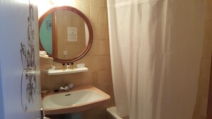 حمام | تجهيزات دش، مناشف، صابون، شامبو