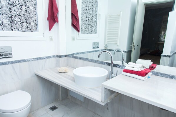 Estudio | Baño | Regadera, amenidades de baño gratuitas, toallas 