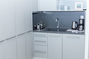 Studio | Private kitchenette | Fridge, oven, coffee/tea maker, electric kettle - Jupiter Boutique Apartment (Athens)