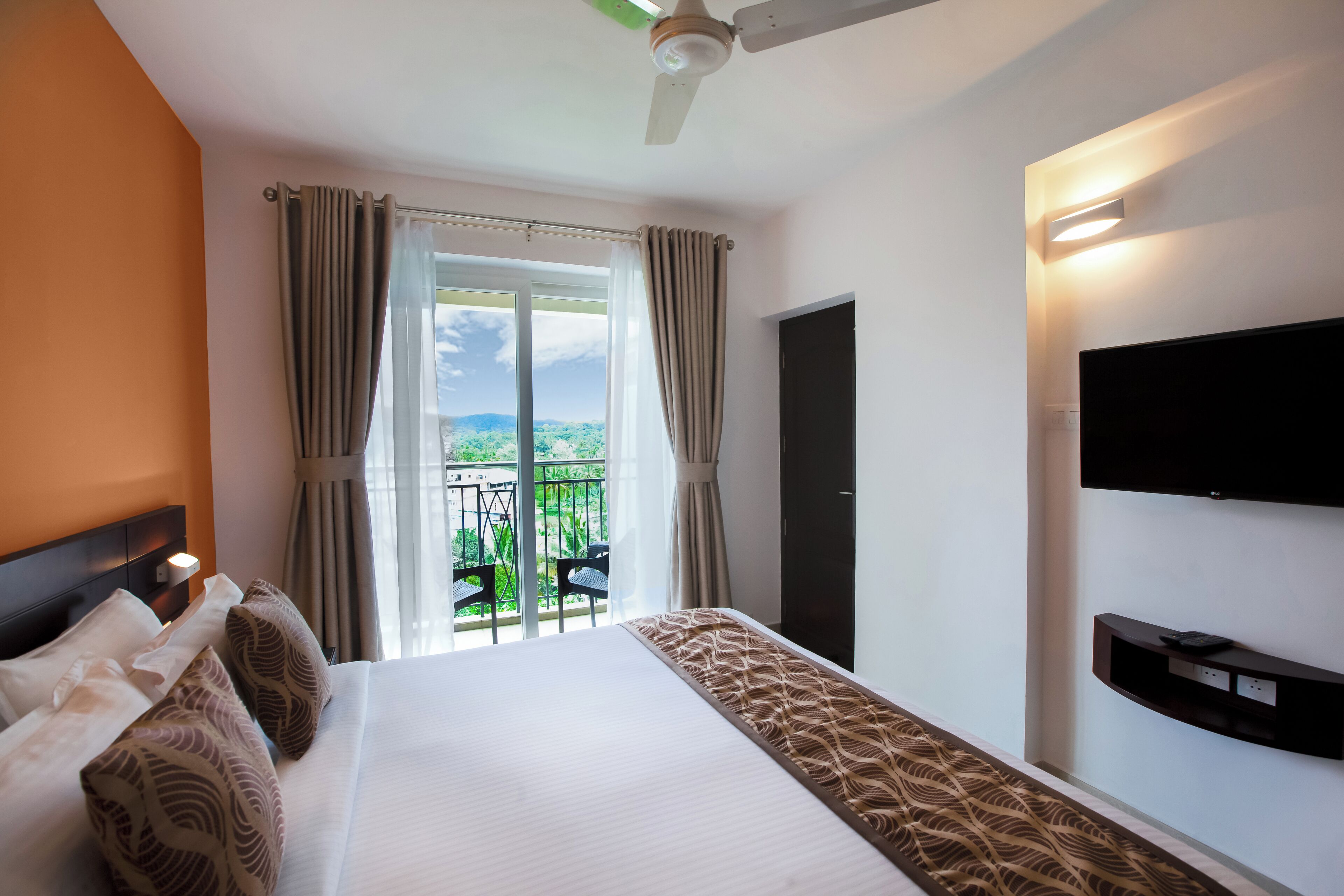 Mountain View Privilege Suite With Balcony | In-room safe, desk, blackout curtains, soundproofing