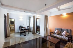 In-room safe, desk, blackout curtains, soundproofing - Sterling Thekkady (Peermade)