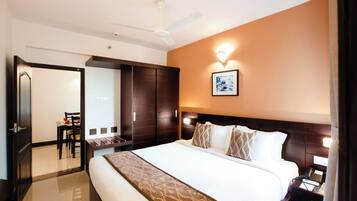 1 غرفة نوم وخزنة داخل الغرفة ومكتب وستائر تعتيم