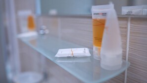 Skrivebord, lydisolert, wi-fi (inkludert) og sengetøy