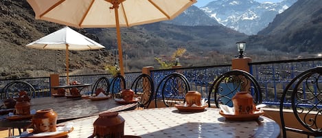 Frühstück, Mittagessen, Abendessen, lokale Küche, Blick auf den Garten 