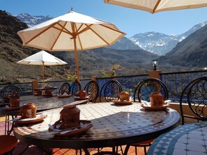 حيث تُقدم وجبات الإفطار، الغداء، الأطباق المحلية، إطلالات على الحديقة