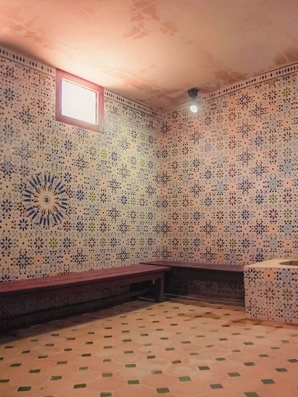 Behandelingskamers voor koppels, een sauna, een stoombad