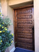 Panoramic Family Room, Balcony, Mountain View | Ropa de cama de alta calidad y colchones con acolchado adicional