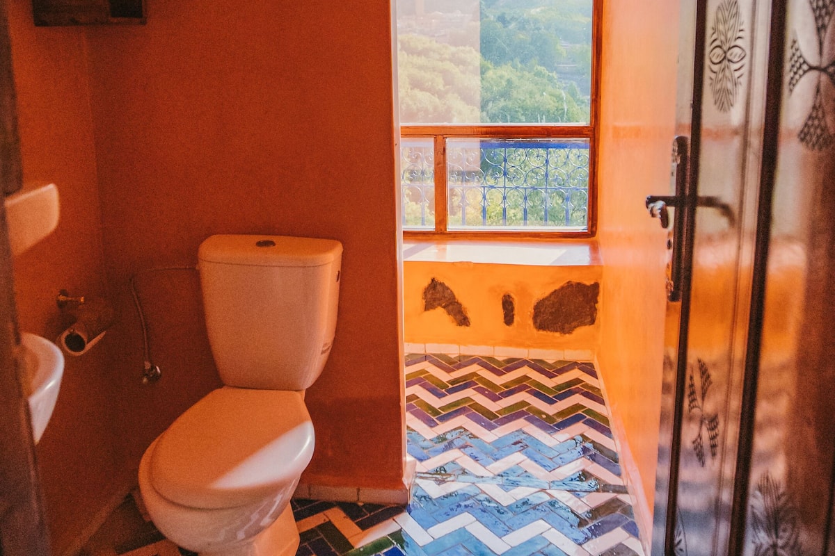 deluxe double or twin room, balcony | bathroom | shower, hair dryer, bathrobes, slippers