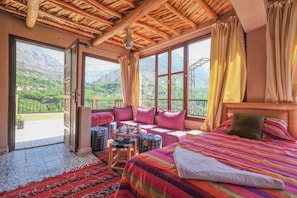 Deluxe Suite with Terrace | Bad | Dusj, hårføner, badekåper og tøfler