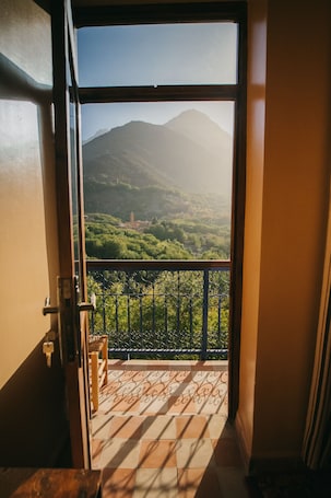 华丽双人房或双床房, 阳台 | 高档床上用品、加厚床垫、特色装修、特色家居. 四季阿特拉斯里亚德