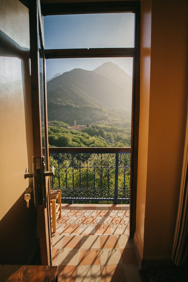 Dobbelt- eller tomannsrom – deluxe, balkong | Sengetøy av topp kvalitet og senger med overmadrass