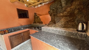Deluxe Suite with Terrace | 私人廚房 | 冰箱、咖啡機/沖茶器、電熱水壺