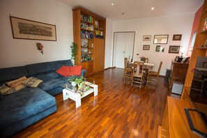 Apartamento, 2 quartos | Sala de estar | TV