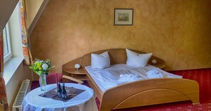 Dobbeltrom – standard | Skrivebord, lydisolert og sengetøy