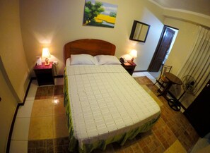 Down duvets, desk, free WiFi, bed sheets - Hotel Tarapoto Inn (Tarapoto)