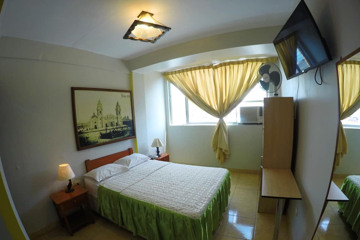 Habitación doble | Edredón, escritorio, wifi gratis y ropa de cama