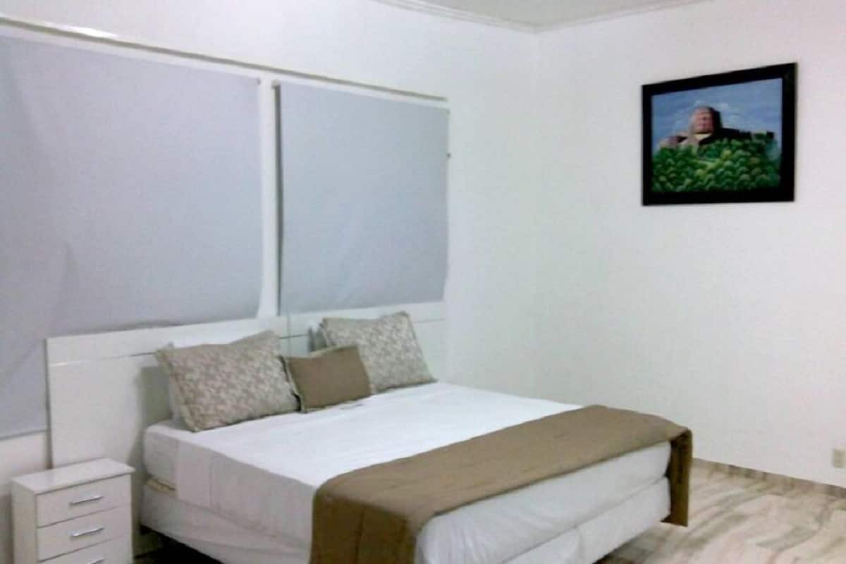 Caja de seguridad en la habitación y escritorio