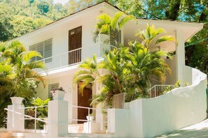 Pintu masuk properti