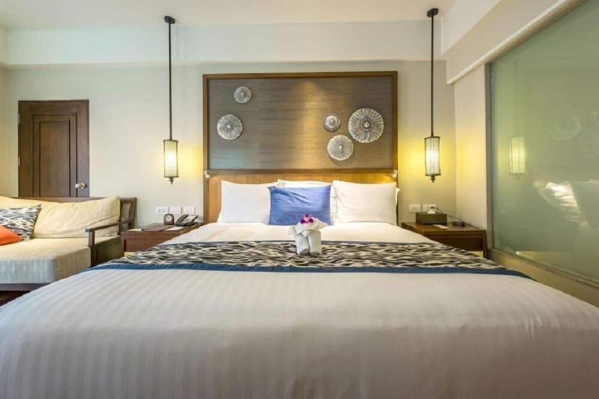 Phòng Suite Deluxe, 1 giường cỡ king, cạnh hồ bơi | Két bảo mật tại phòng, bàn, bàn ủi/dụng cụ ủi quần áo