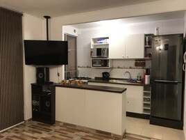 Apartamento família, 3 quartos, para não fumantes | Área de estar | TV de tela plana