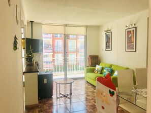 Family Apartment, 3 Bedrooms, Non Smoking, City View | Living area | Flat-screen TV - Cosmopolita (La Serena)