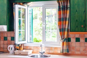 電冰箱、爐台、咖啡機/沖茶器、電熱水壺