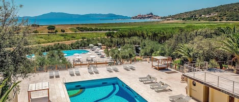 Alberca al aire libre por temporada y sombrillas en la alberca