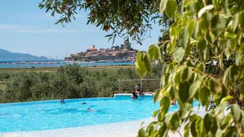 Piscina stagionale all'aperto, ombrelloni da piscina, lettini