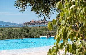 Piscina stagionale all'aperto, ombrelloni da piscina, lettini