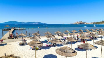 Am Strand, Liegestühle, Sonnenschirme