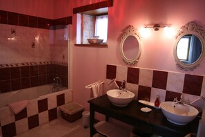 Habitación doble romántica (Charme) | Baño | Secadora de cabello, pantuflas, toallas, jabón 