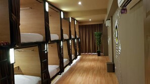 Een strijkplank/strijkijzer, gratis wifi, beddengoed