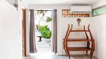Habitación básica, 1 cama King size, baño privado, junto a la playa | Interior