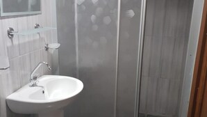 Dusche, kostenlose Toilettenartikel, Hausschuhe, Handtücher