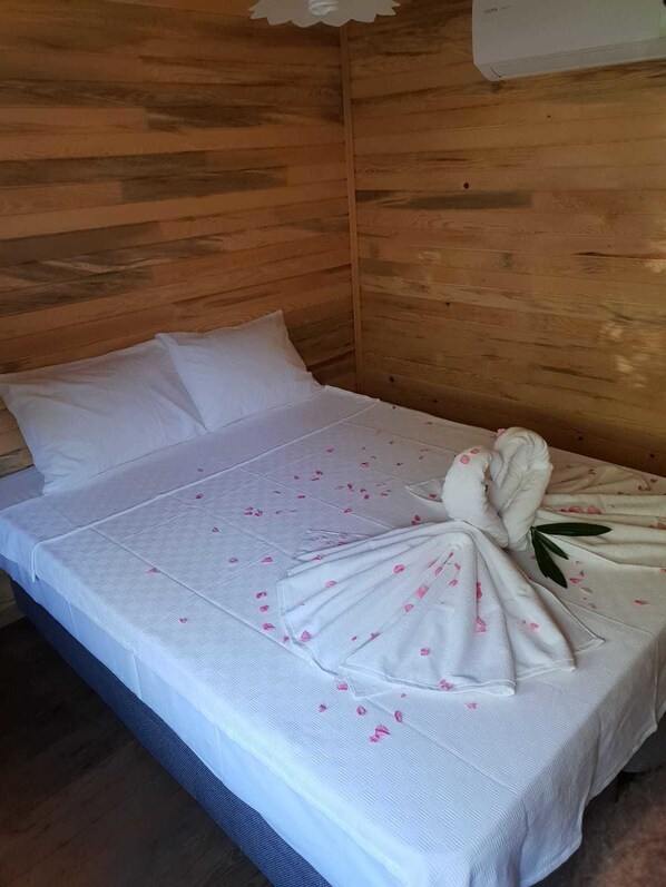 Bungalow (Double) | Free WiFi, bed sheets