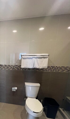 Family Townhome, 2 Bedrooms | Bathroom | Shower, towels