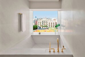 Phòng Suite, 1 giường cỡ king, quang cảnh thành phố (Loft Suite, Corner) | Phòng tắm | Đồ dùng nhà tắm được thiết kế riêng, máy sấy tóc, áo choàng tắm 