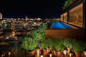 Alberca al aire libre, acceso de 11:00 a 20:00, y camastros